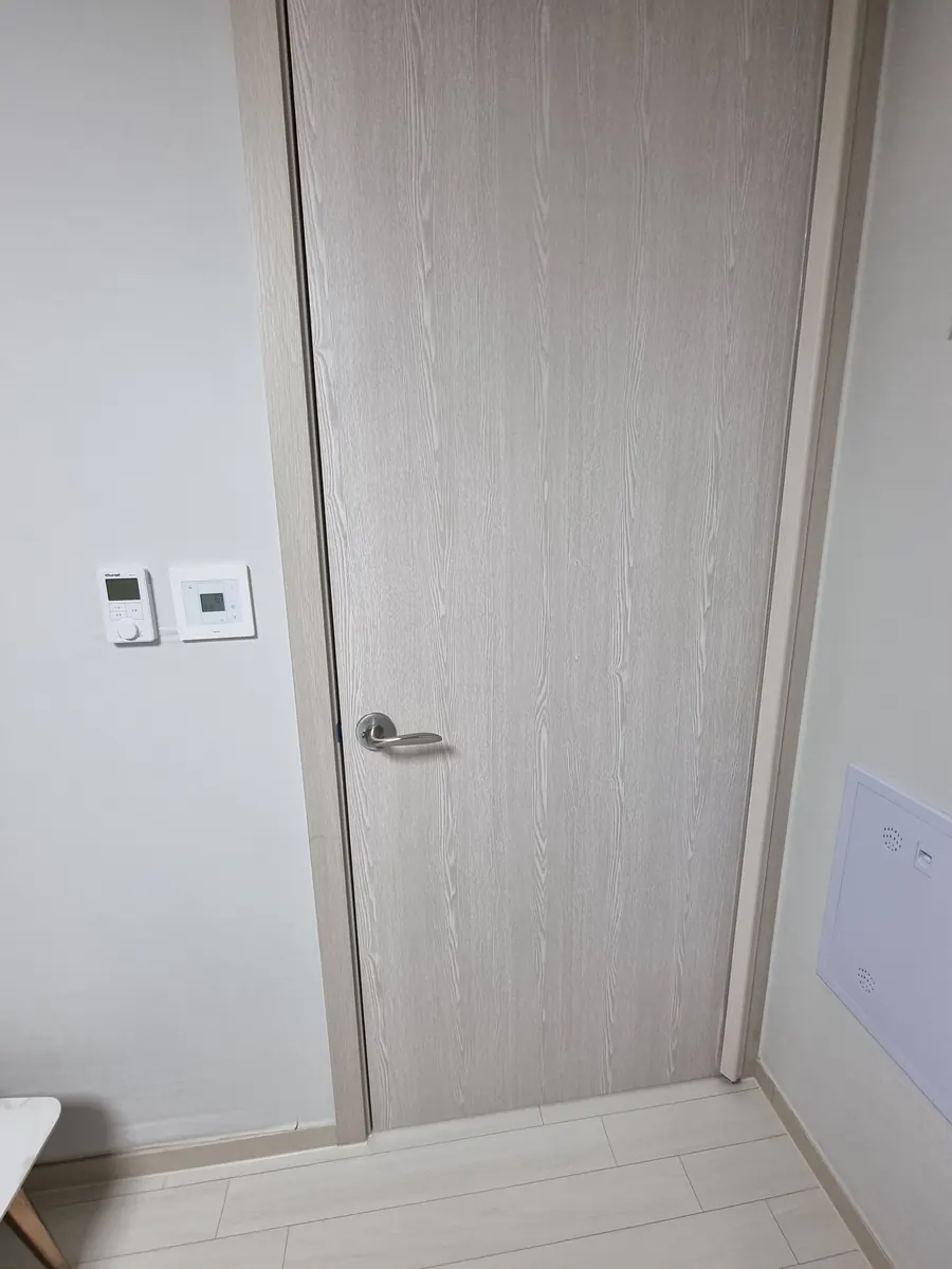 고덕 아르테온 방문 구멍 방문시트지보수 작업 현장