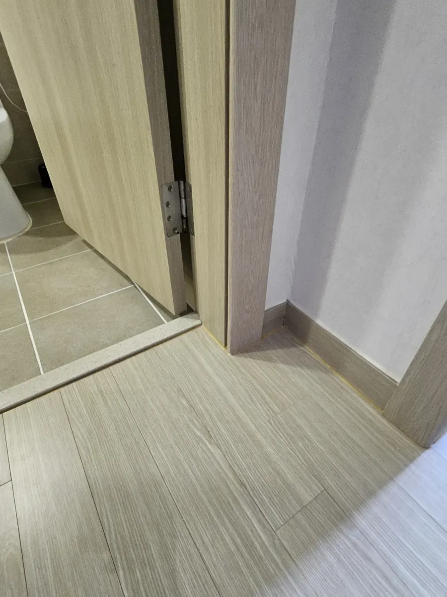 방문시트지보수 관련 욕실문시트지보수 안내 - 하남 힐스테이트 화장실 문틀 하단 현장